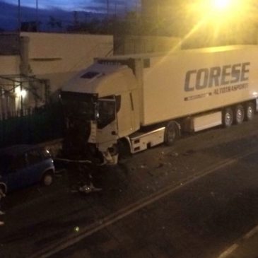 Gaeta: *FOTO* Grave incidente sulla flacca un tir si schianta contro una abitazione