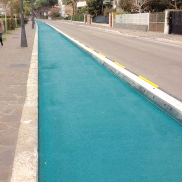 Proseguono senza sosta i lavori sulla pista ciclabile di Gaeta / tinteggiata di celeste mare