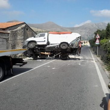 *FOTO* Gaeta: mezzo della ECOCAR si ribalta lungo la strada