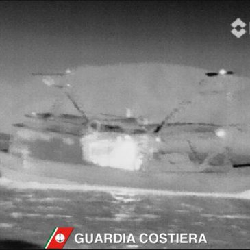 Peschereccio a strascico sotto costa: filmato e sanzionato nella notte 