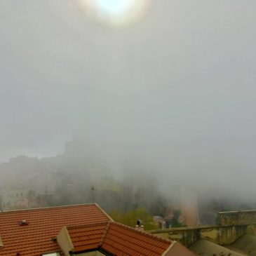 Gaeta avvolta da una coltre di nebbia. Prestare attenzione alla circolazione