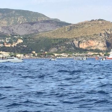 *FOTO* Cade un aereo durante lo show delle Frecce Tricolori a Terracina