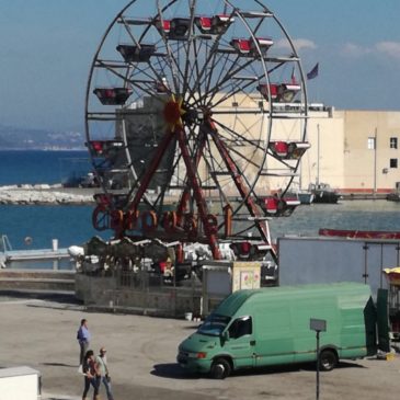 Luminarie di Gaeta: La ruota panoramica in fase di allestimento