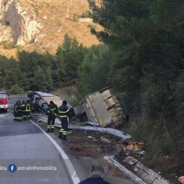 Sperlonga Tir si ribalta sulla Flacca in zona Torre Capovento ennesimo incidente pericoloso