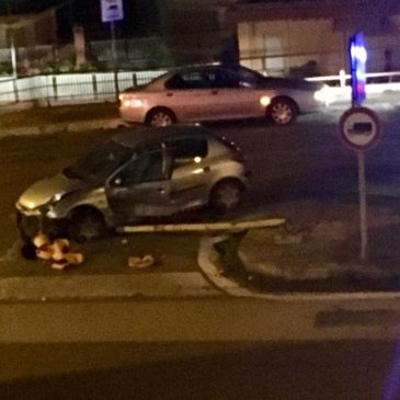 SS Flacca: Auto abbatte un semaforo all’incrocio dell’ospedale