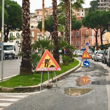 Strade ridotte ad un colabrodo: le foto denunce dei lettori / interventi di manutenzione in corso