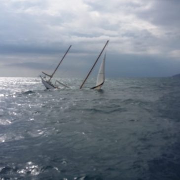 Barca a vela si inabissa su un fondale di 60 metri a largo di Gaeta: in salvo l’equipaggio