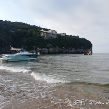 Serapo: yacht di 10 metri arenato sulla spiaggia